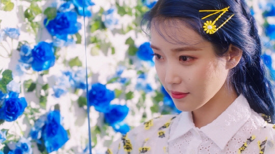 아이유 블루밍(사진=카카오엠)